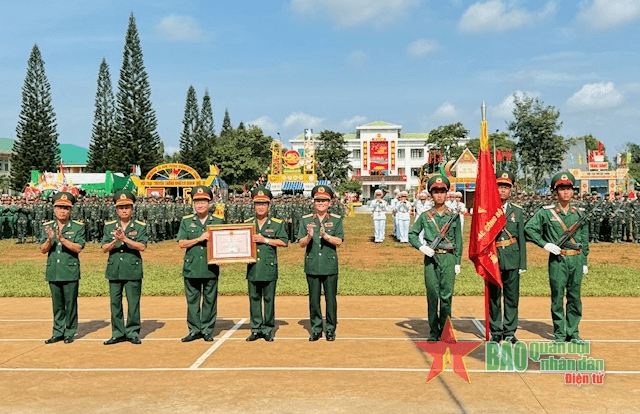 Lữ đoàn Đặc công 198 (Binh chủng Đặc công) đón nhận Huân chương Bảo vệ Tổ quốc hạng Nhất