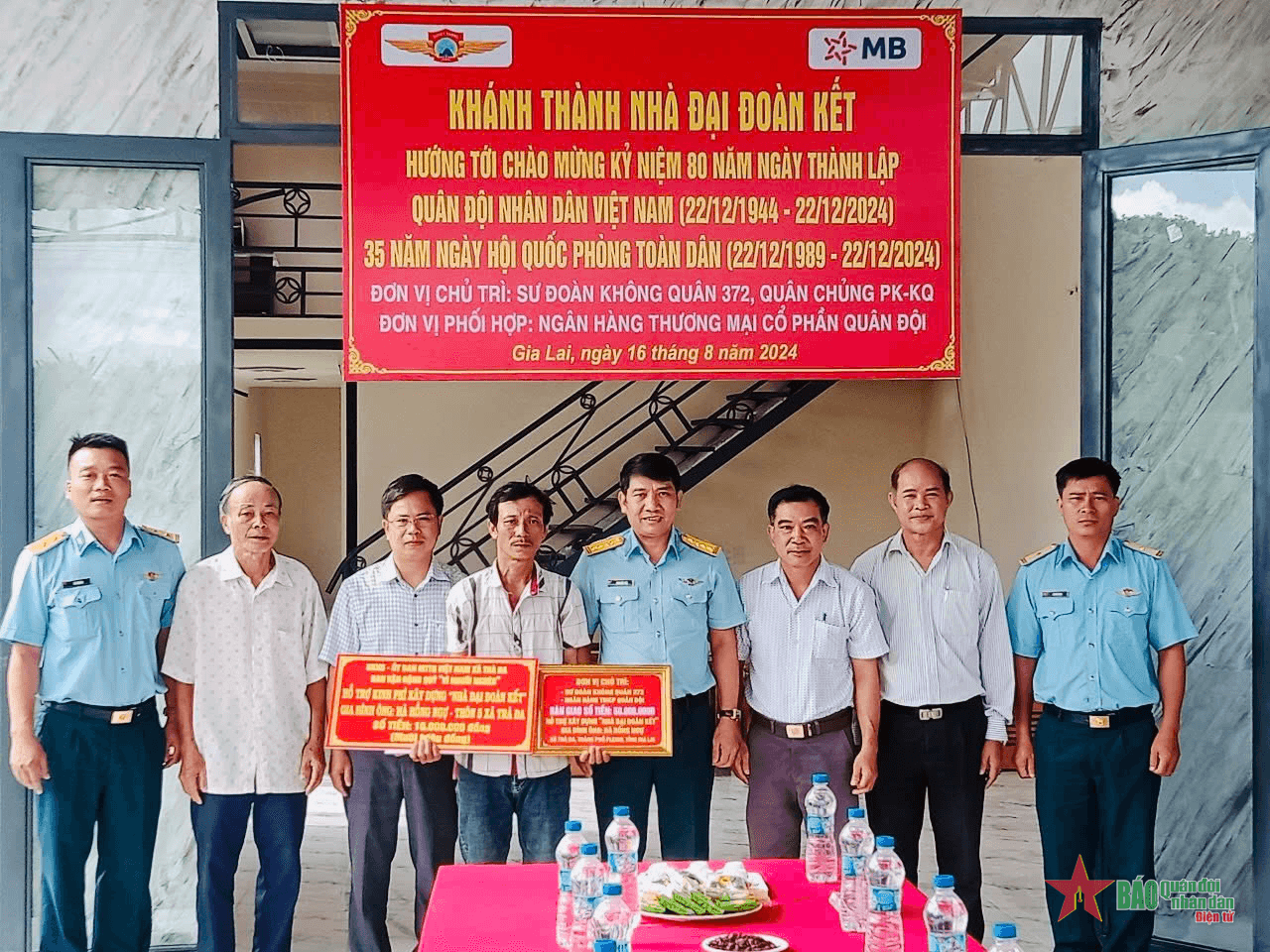 Sư đoàn Không quân 372 bàn giao “Nhà Đại đoàn kết” tặng gia đình khó khăn