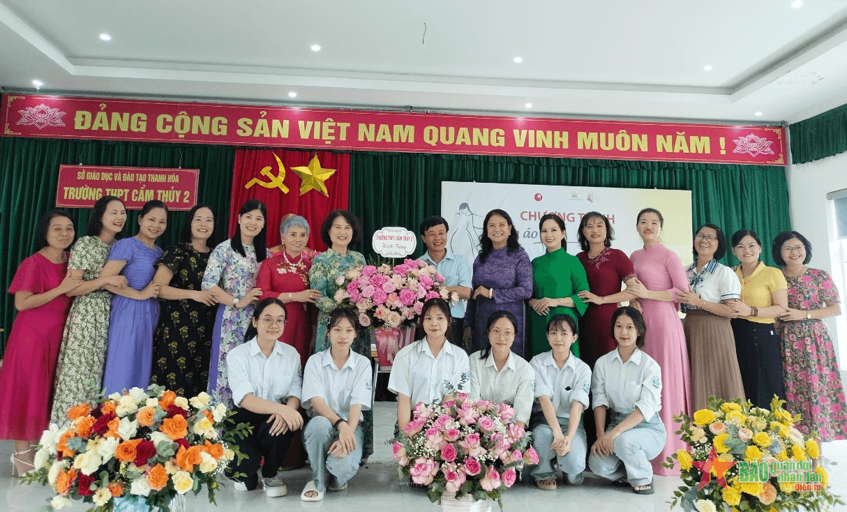 Mang “Nếp áo thanh xuân” đến với giáo viên và nữ sinh vùng cao