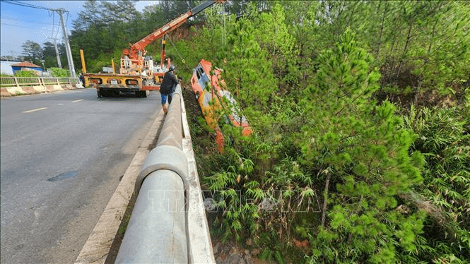 Lâm Đồng: Xe giường nằm lao xuống bờ suối, hành khách hoảng loạn, đập cửa kính thoát thân
