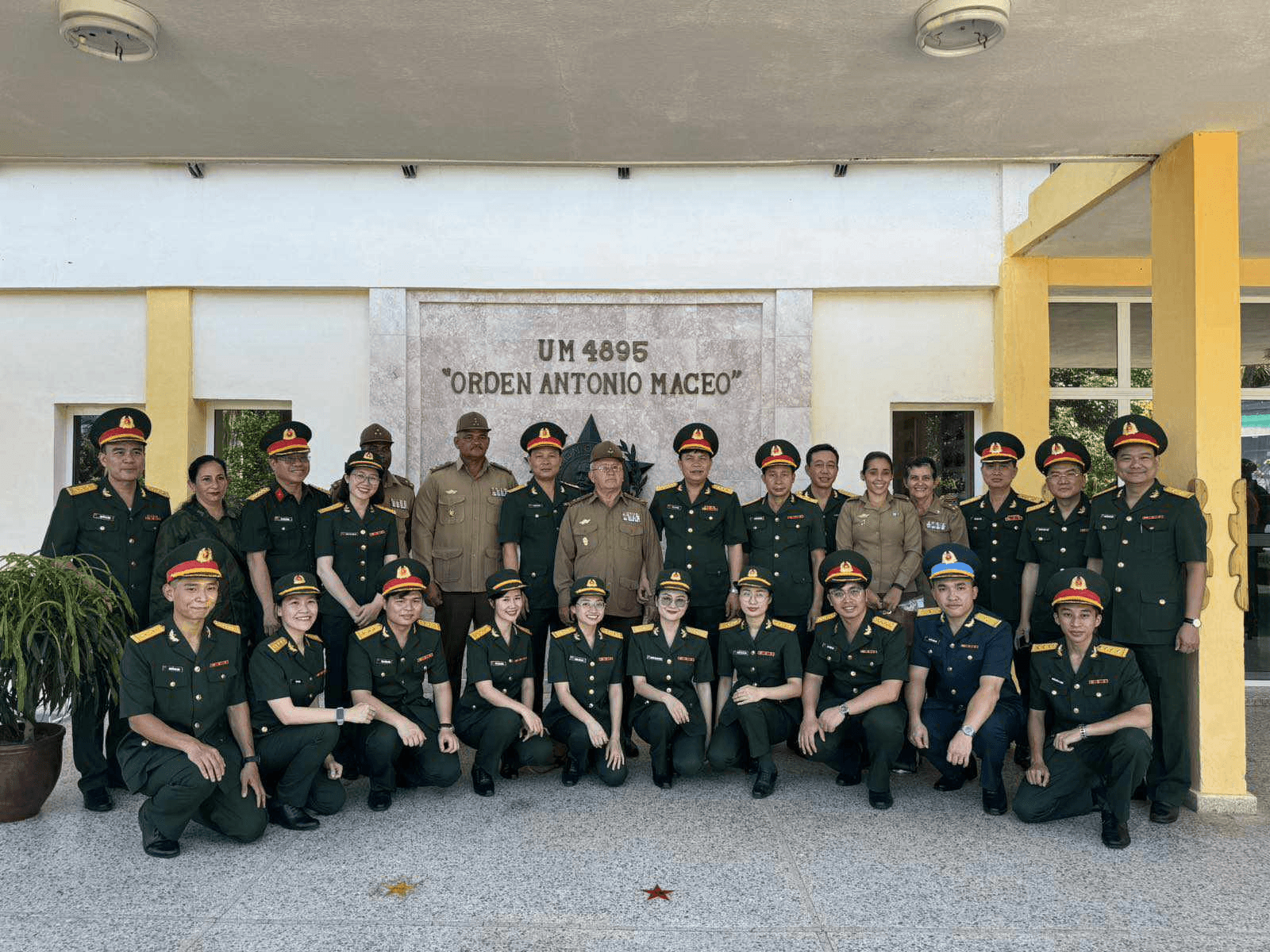 Nhiều hoạt động ý nghĩa trong giao lưu sĩ quan trẻ Việt Nam-Cuba