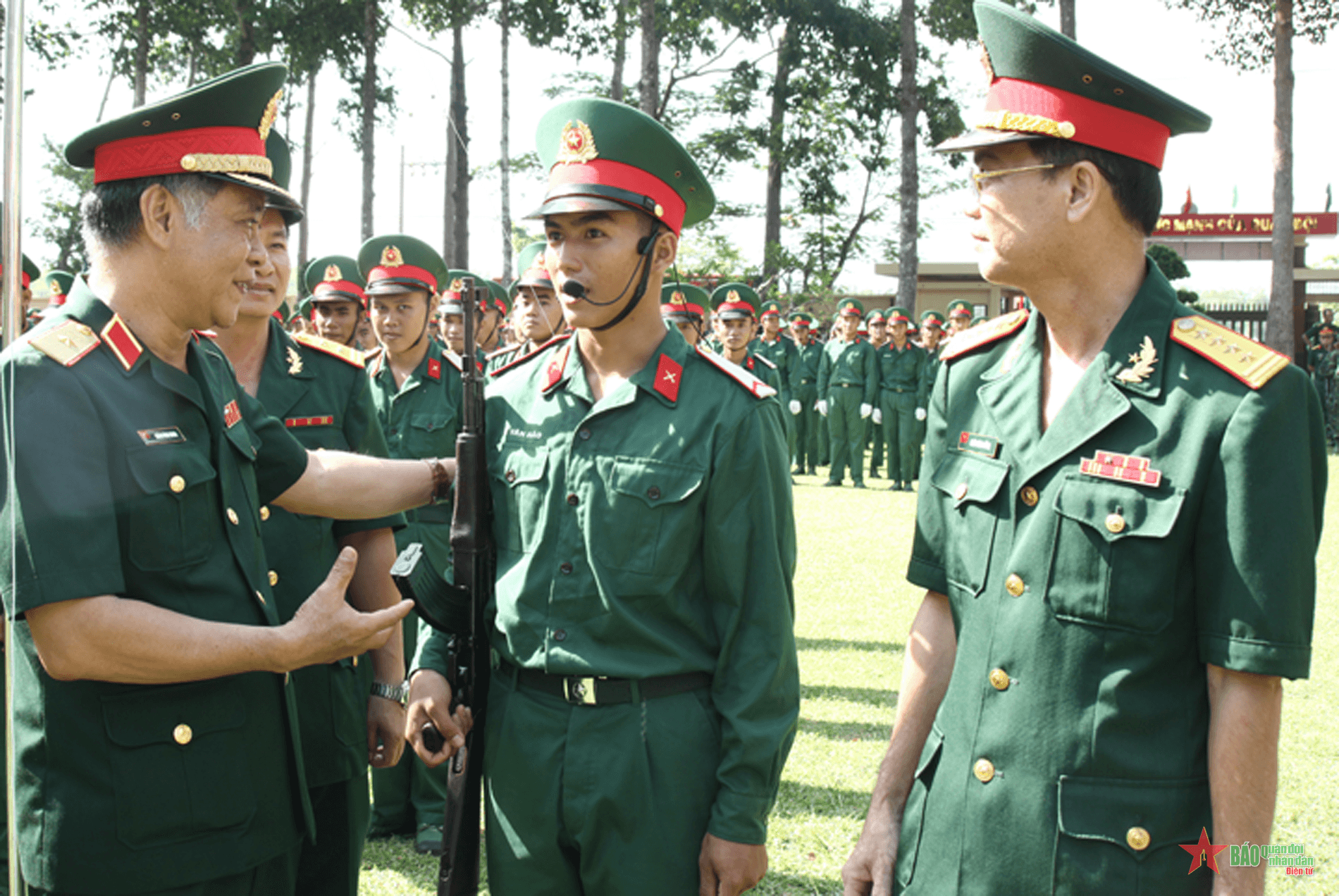 Phát huy truyền thống anh hùng, xây dựng đơn vị huấn luyện giỏi