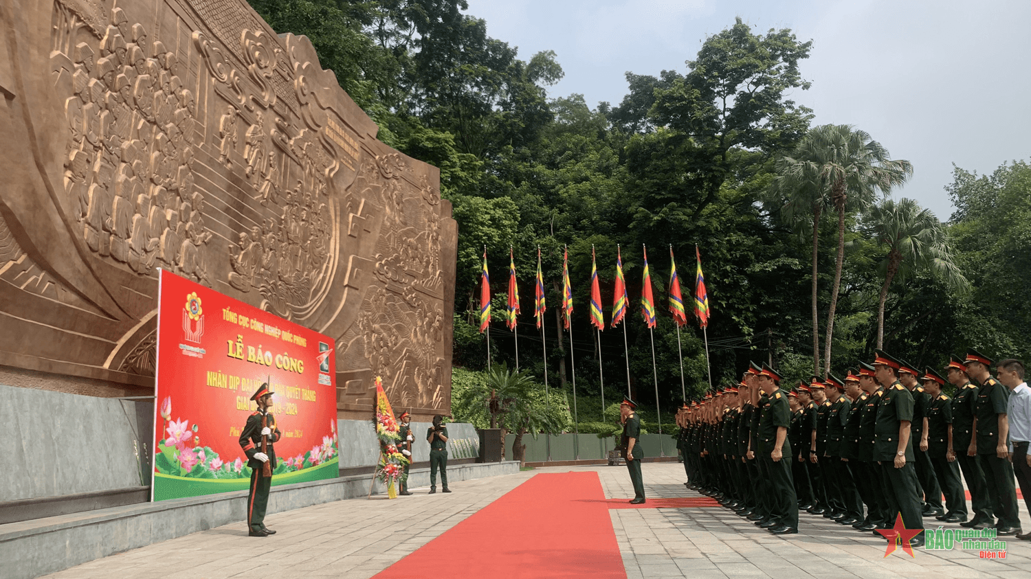 Đoàn đại biểu dự Đại hội Thi đua Quyết thắng Tổng cục Công nghiệp Quốc phòng báo công dâng Bác