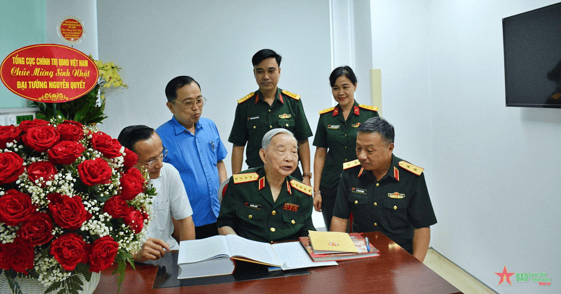 Trung tướng Lê Quang Minh thăm, chúc mừng sinh nhật lần thứ 102 của Đại tướng Nguyễn Quyết