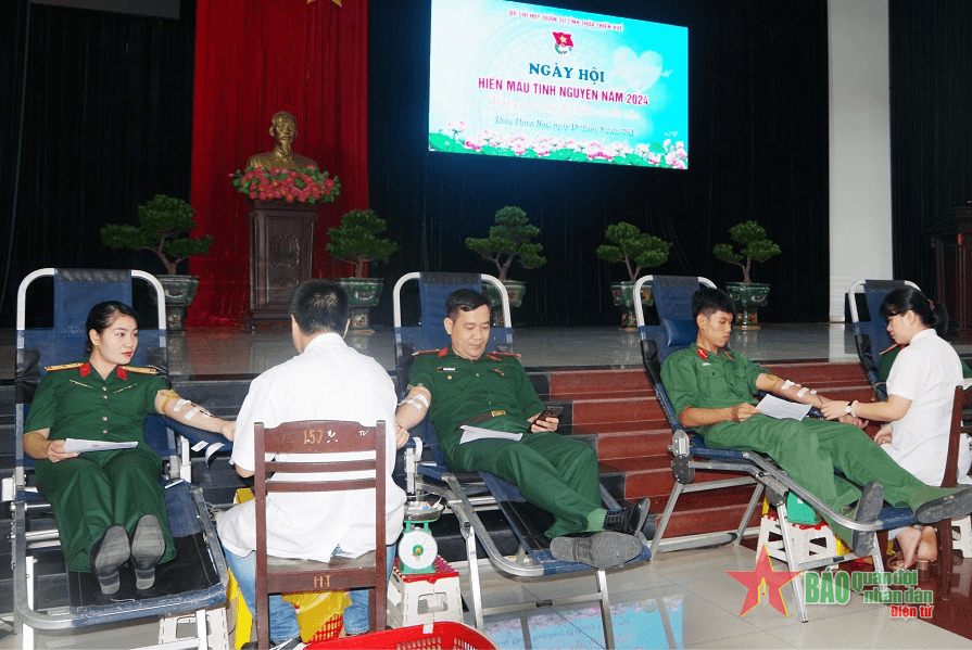 Hơn 100 cán bộ, chiến sĩ tham gia hiến máu tình nguyện