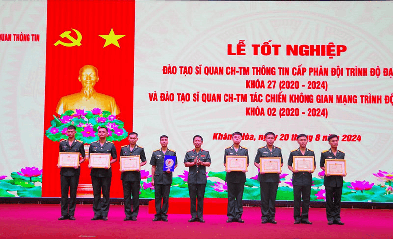 Trường Sĩ quan Thông tin tổ chức lễ tốt nghiệp cho học viên khóa ĐH27 và ĐT2