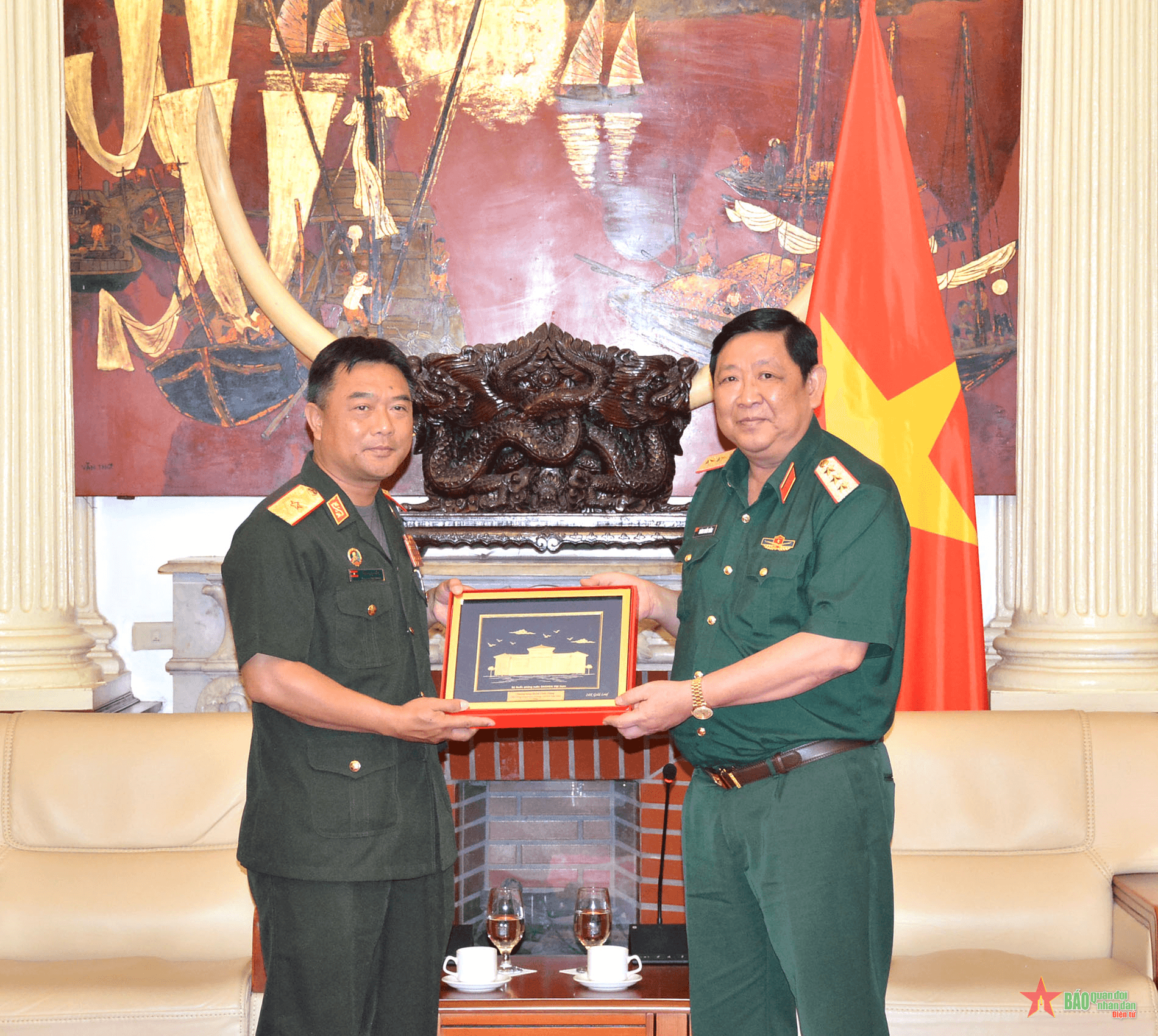 Thượng tướng Huỳnh Chiến Thắng tiếp Cục trưởng Cục Tác chiến Quân đội nhân dân Lào