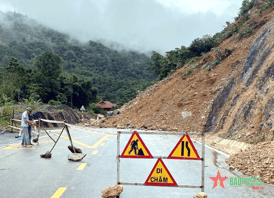 Điện Biên: Sạt lở đất đá gây ách tắc giao thông trên Quốc lộ 12
