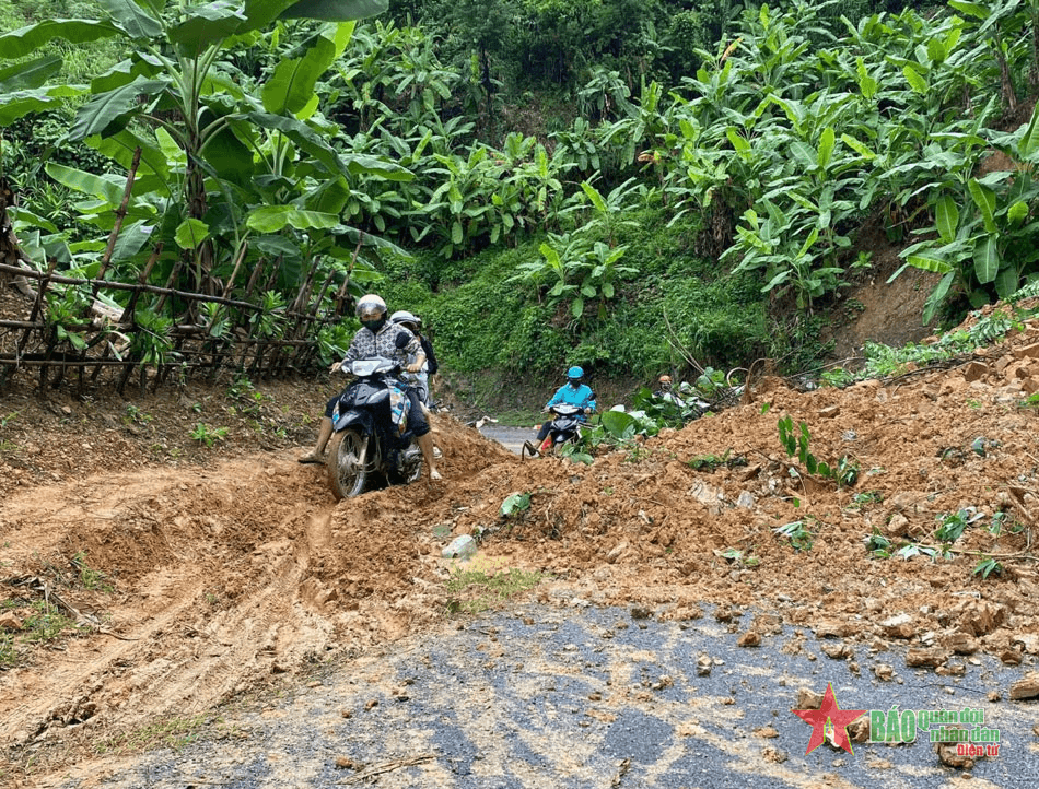 Sơn La: Nhiều tuyến đường trên địa bàn huyện Quỳnh Nhai bị ách tắc do sạt lở