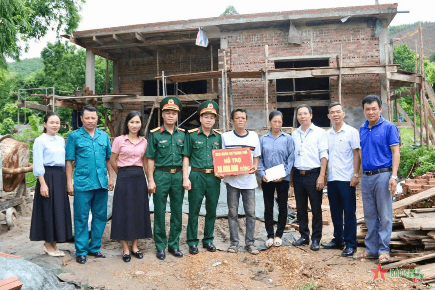 Ban CHQS thành phố Uông Bí: Trao kinh phí hỗ trợ xây dựng “Nhà Đại đoàn kết”
