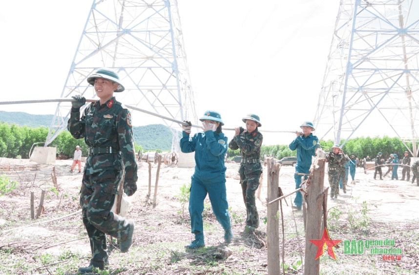 Bộ đội hỗ trợ thi công đường dây 500kV