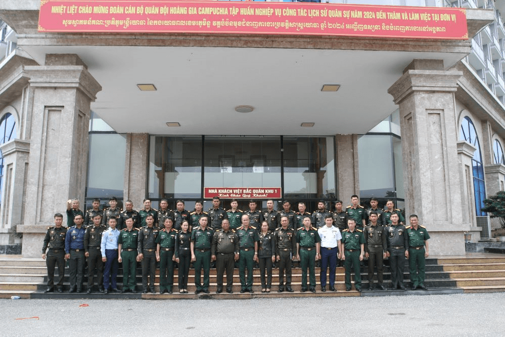 Đoàn cán bộ Quân đội Hoàng gia Campuchia chào xã giao Bộ tư lệnh Quân khu 1