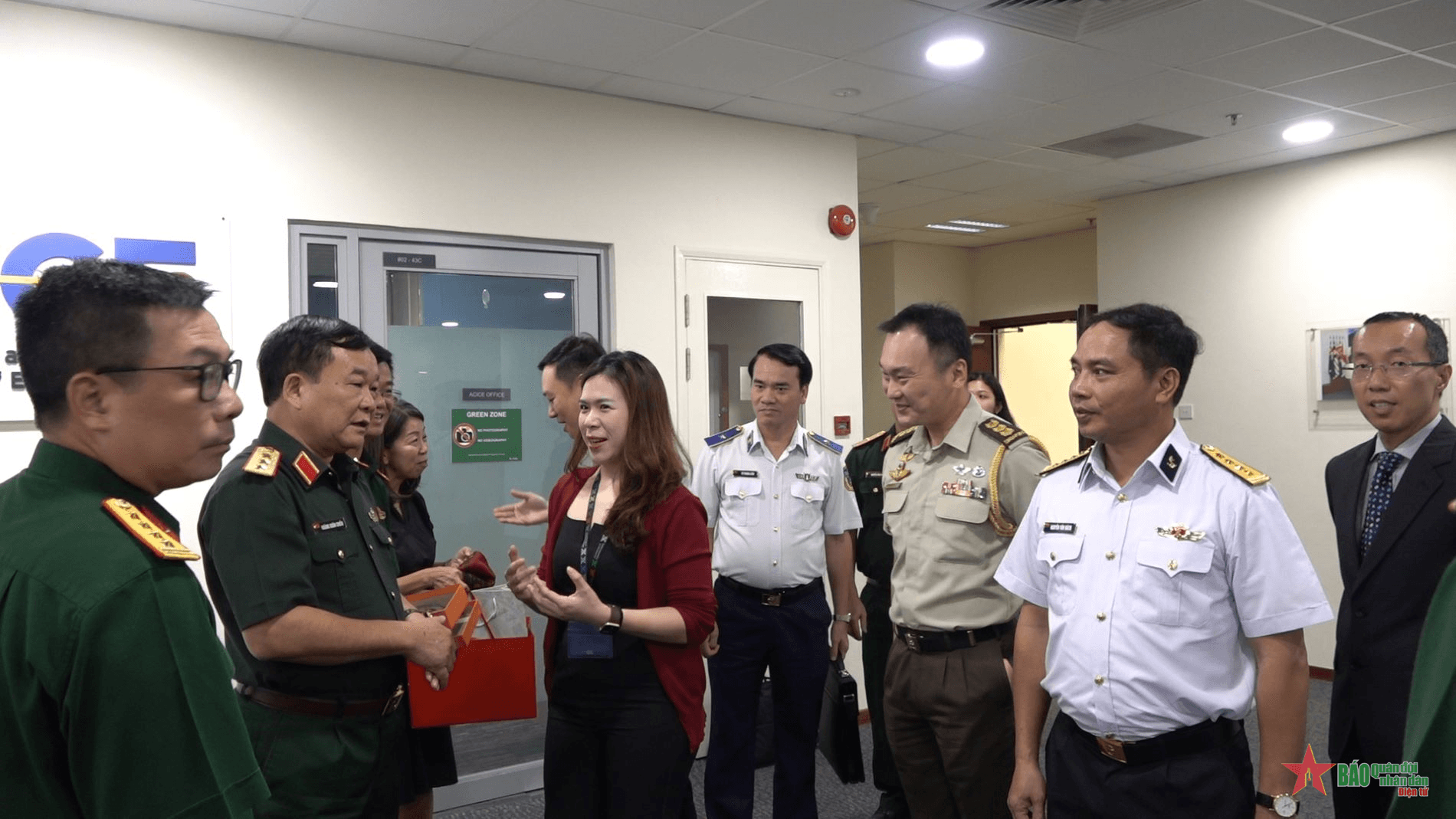 Thượng tướng Hoàng Xuân Chiến thăm Trung tâm thông tin và an ninh mạng ADMM, Bộ Quốc phòng Singapore