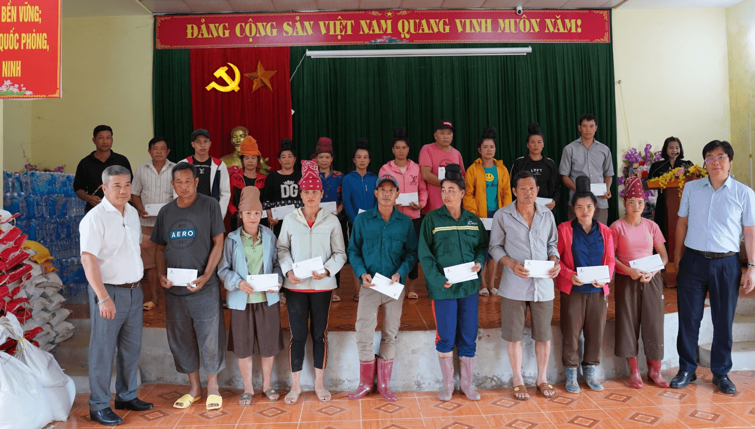 Petrovietnam trao quà hỗ trợ đồng bào vùng lũ tại Sơn La, Điện Biên