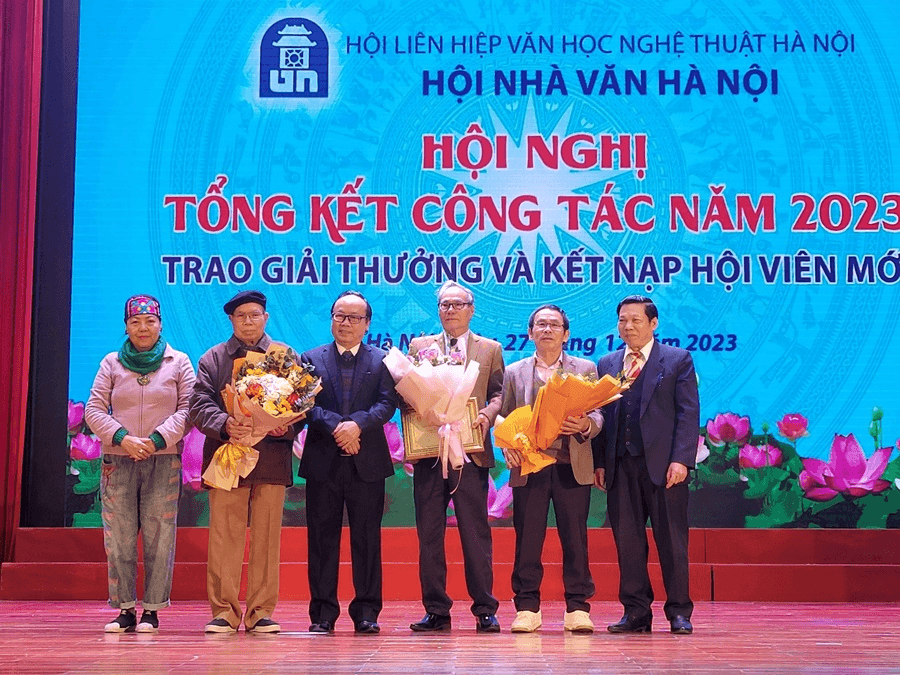 Người thương binh say mê văn chương