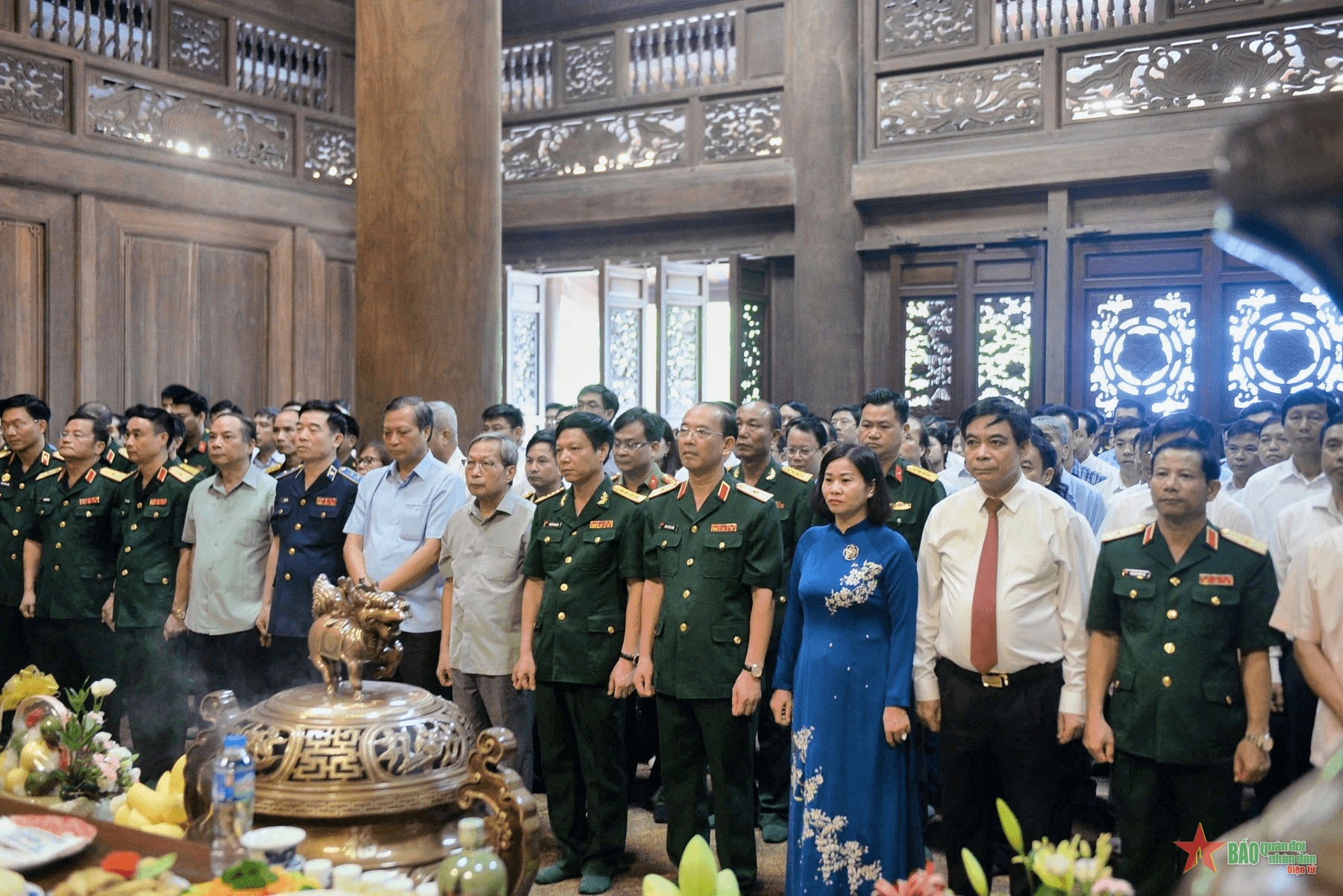 Dâng hương tưởng nhớ Chủ tịch Hồ Chí Minh tại Khu Di tích K9