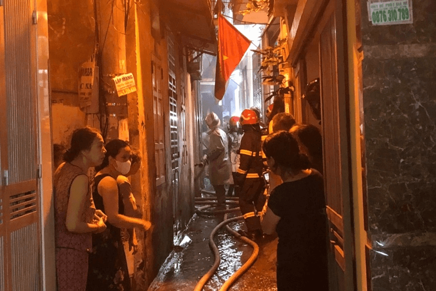 Hà Nội: Cháy nhà dân trong ngõ nhỏ trên đường Lạc Long Quân