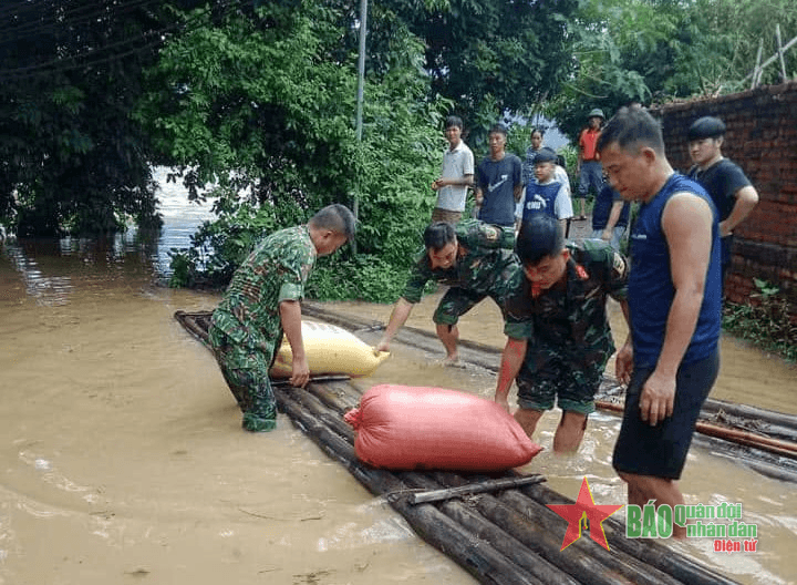 Cao Bằng: Bộ đội và dân quân giúp dân tránh mưa lũ