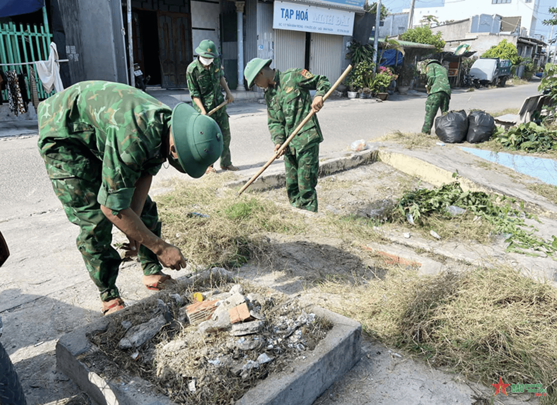 Tình nguyện giúp trường học chuẩn bị năm học mới