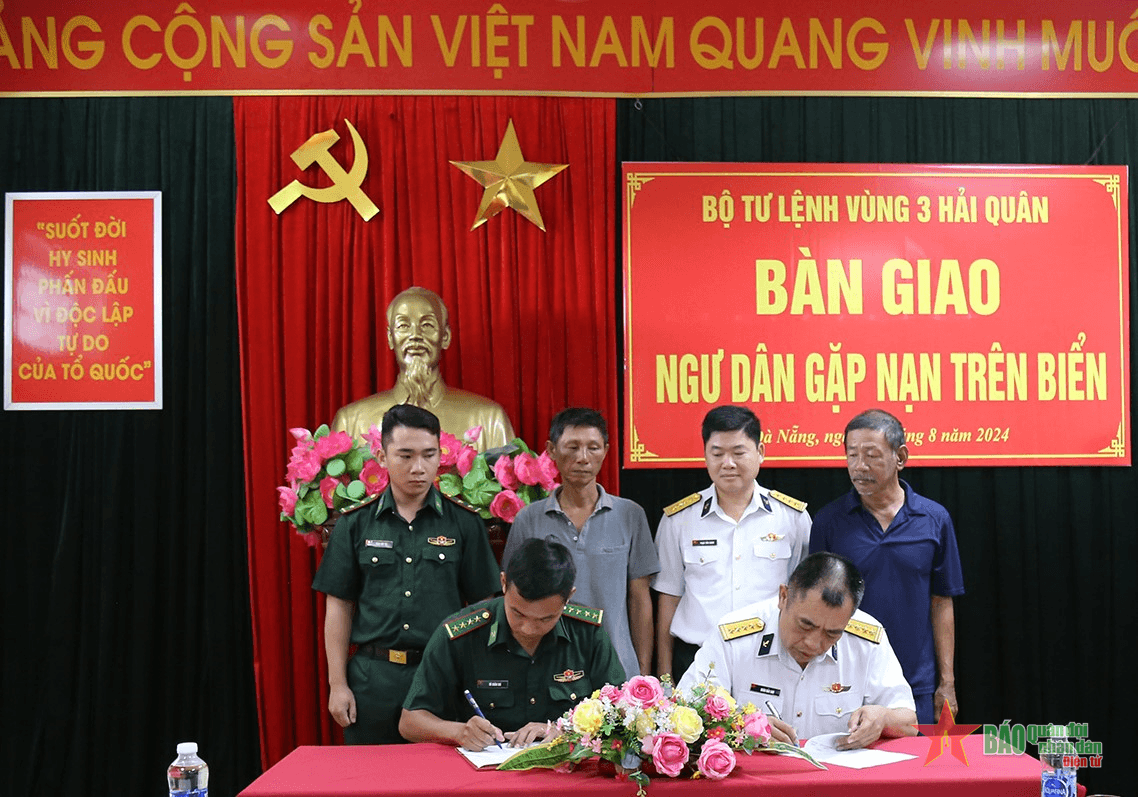 Bộ tư lệnh Vùng 3 Hải quân bàn giao ngư dân gặp nạn trên biển