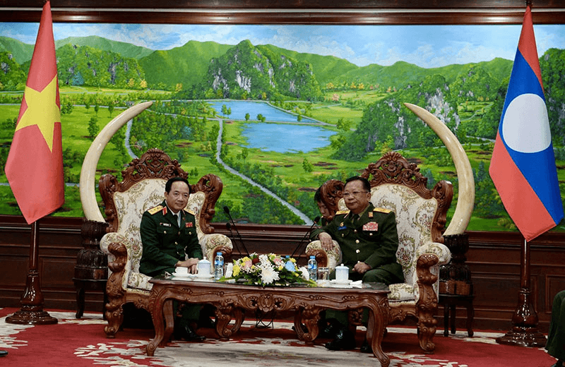 Thượng tướng Trịnh Văn Quyết chào xã giao Phó thủ tướng, Bộ trưởng Bộ Quốc phòng Lào