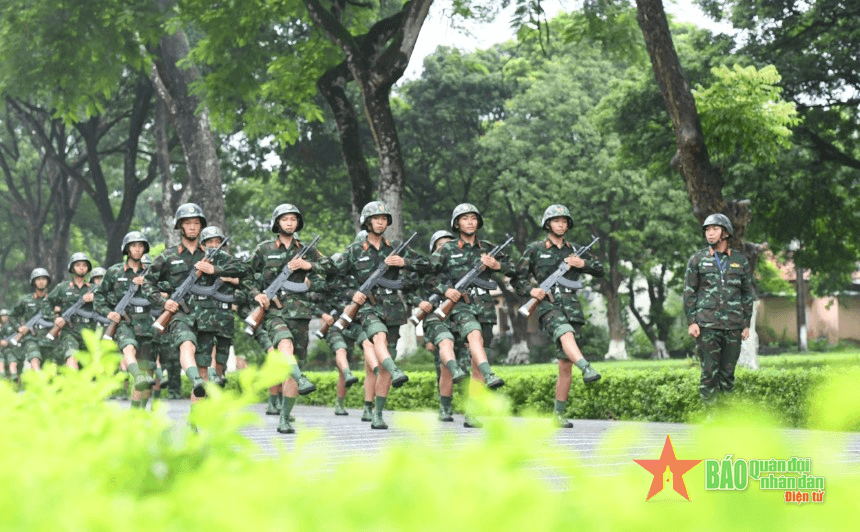 Bộ đội Pháo binh luyện tập diễu binh, diễu hành