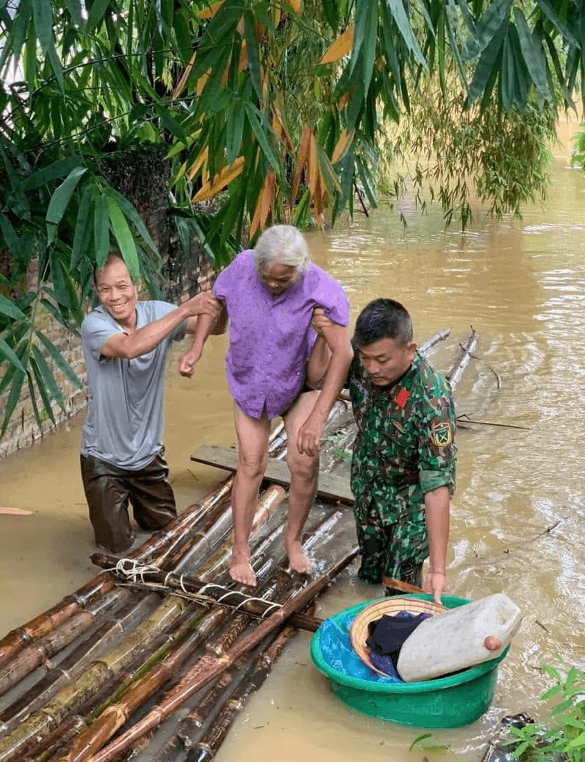 Bộ đội, dân quân giúp dân "chạy" lũ