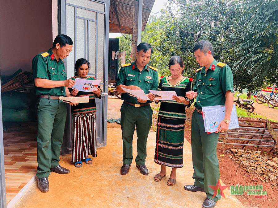 Trung đoàn 726 phối hợp tuyên truyền, phổ biến pháp luật cho người dân biên giới