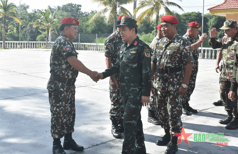 Đoàn sĩ quan trẻ Việt Nam thăm Binh chủng Đặc công, Bộ tư lệnh Lục quân, Quân đội Hoàng gia Campuchia