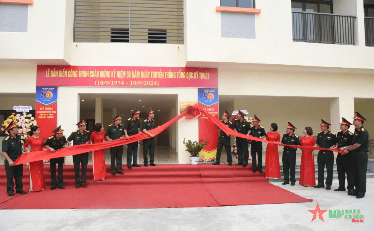 Tổng cục Kỹ thuật: Gắn biển công trình nhà ở công vụ chào mừng kỷ niệm 50 năm ngày truyền thống