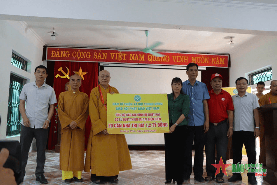 Tặng quà người dân bị thiệt hại do thiên tai
