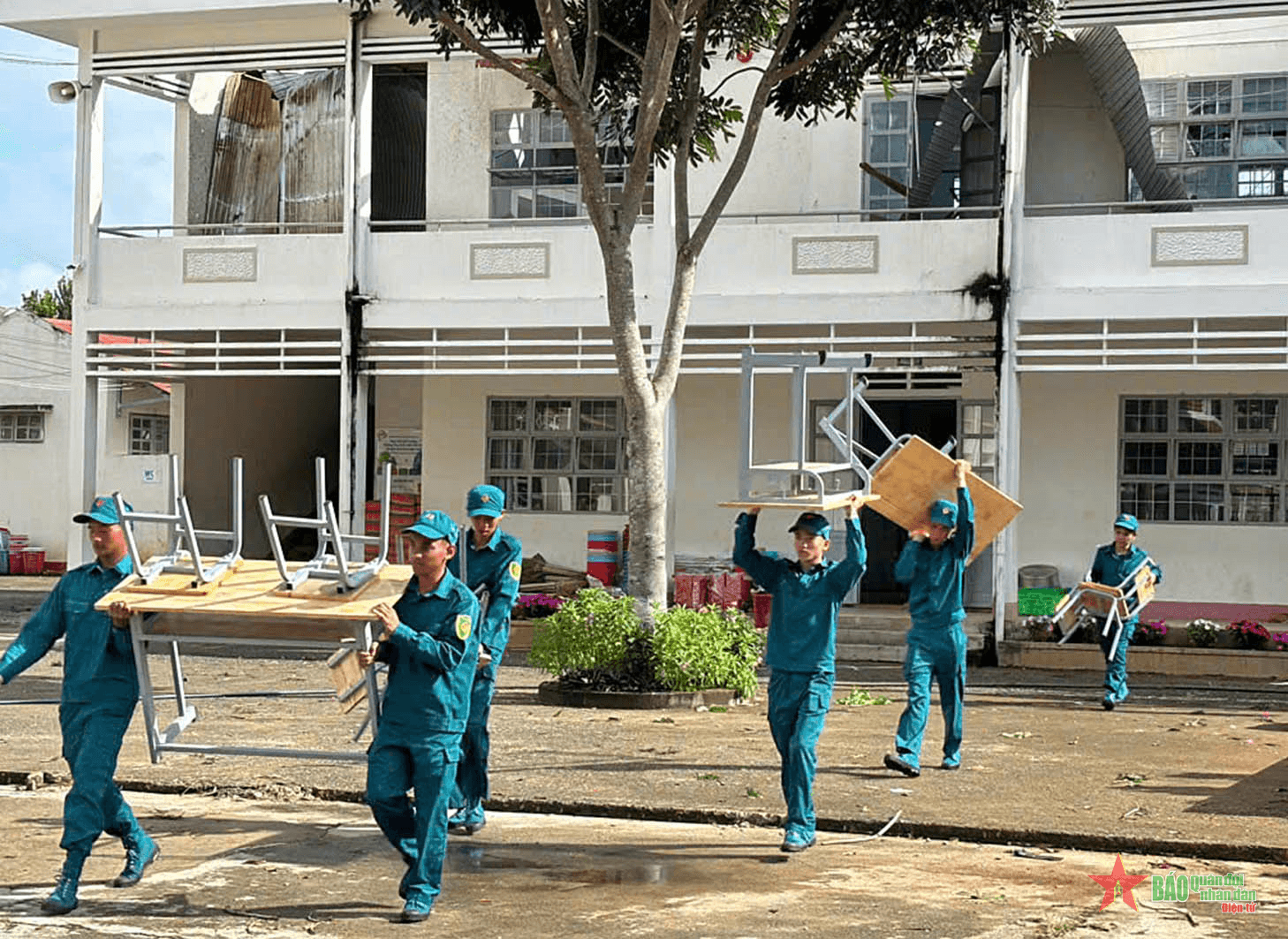 Cán bộ, chiến sĩ Bộ CHQS tỉnh Lâm Đồng khẩn trương khắc phục hậu quả dông lốc