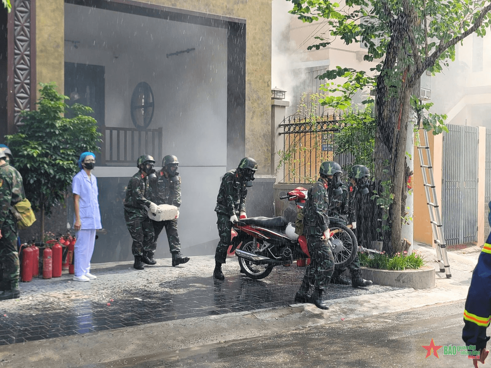 Hà Nội: Hơn 200 cán bộ, chiến sĩ diễn tập chữa cháy tại nhà ở cho thuê tại quận Ba Đình