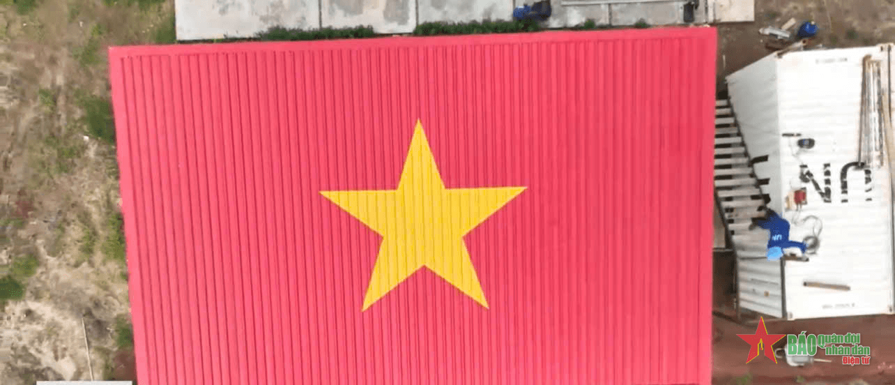 Nổi bật lá cờ đỏ sao vàng cỡ lớn mừng Quốc khánh ở Abyei