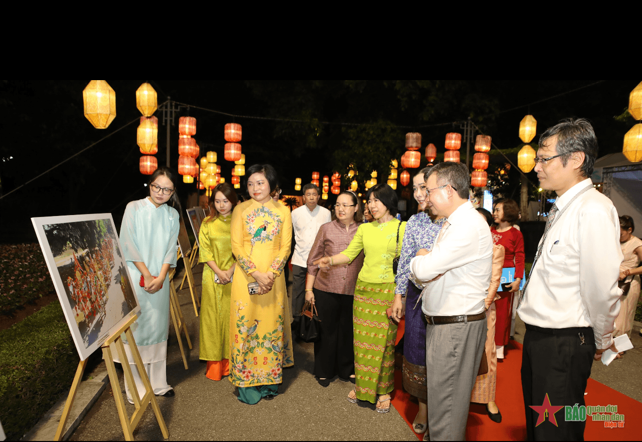 Khai mạc Triển lãm tranh “Sắc màu văn hóa ASEAN”