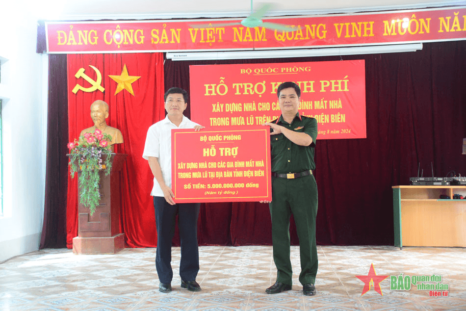 Bộ Quốc phòng trao kinh phí xây dựng nhà tại Điện Biên

​