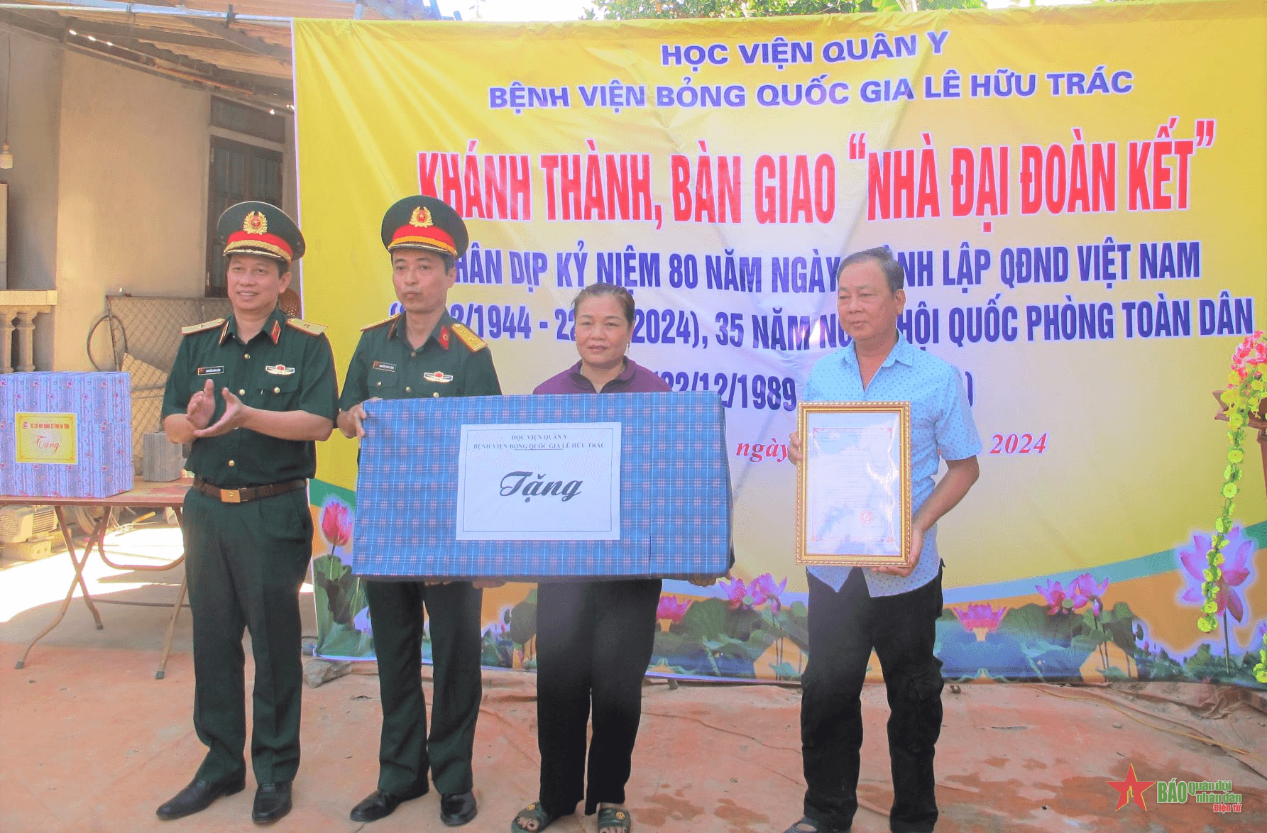 Bệnh viện Bỏng Quốc gia Lê Hữu Trác trao quà tặng người nghèo Hà Tĩnh