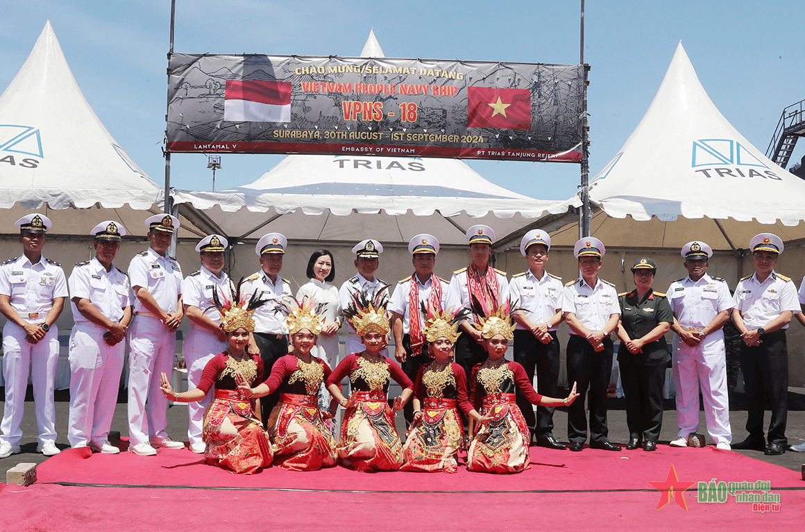 Tàu 18 cập cảng Surabaya, thăm thông thường Indonesia