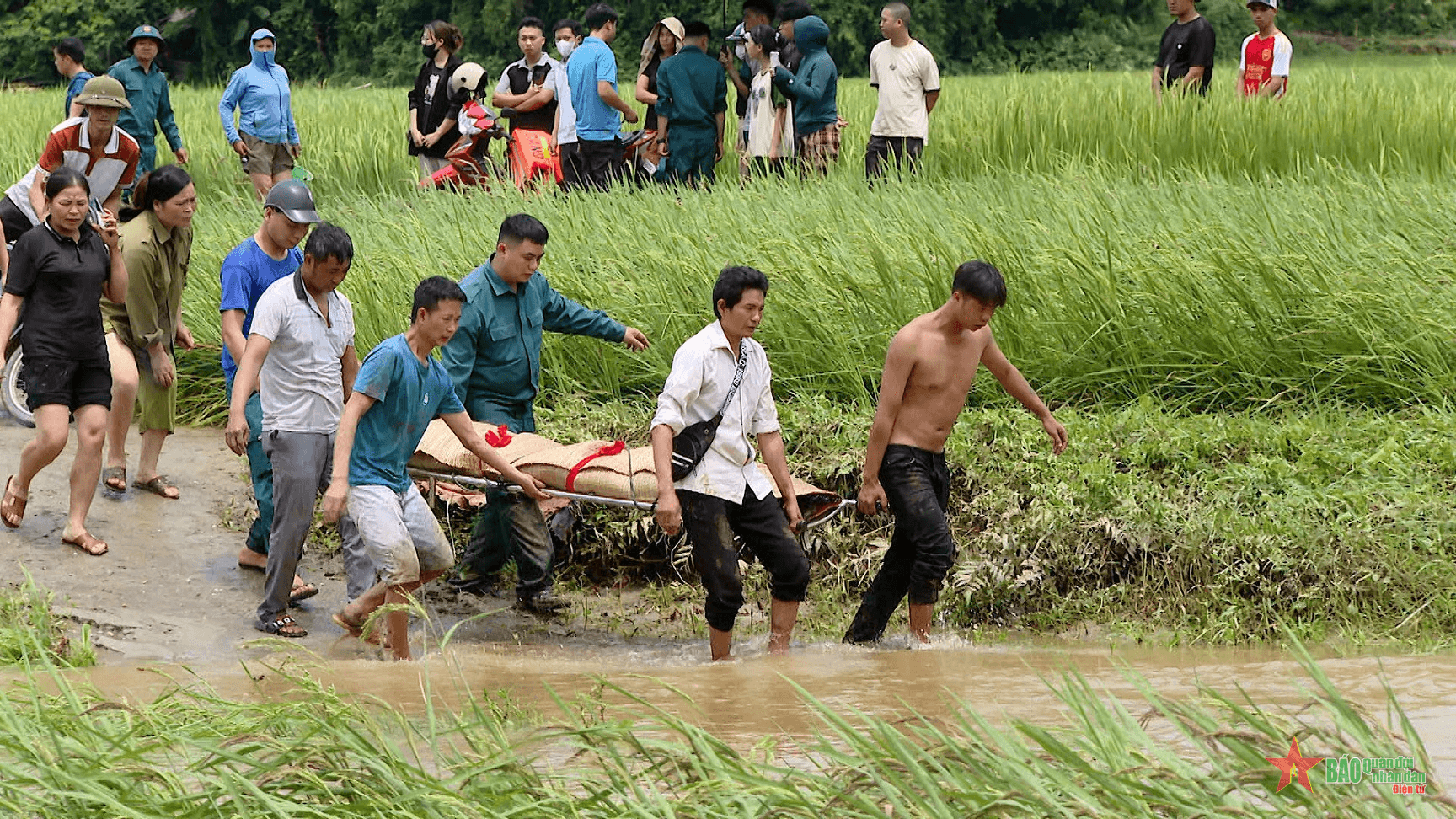 Bộ đội, dân quân tìm kiếm nạn nhân bị lũ cuốn trôi ở Hòa Bình và Tuyên Quang