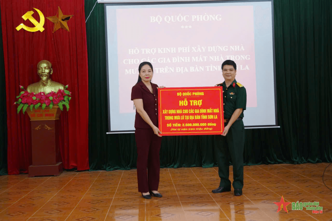 Bộ Quốc phòng hỗ trợ kinh phí xây dựng 50 căn nhà tặng đồng bào vùng lũ Sơn La
