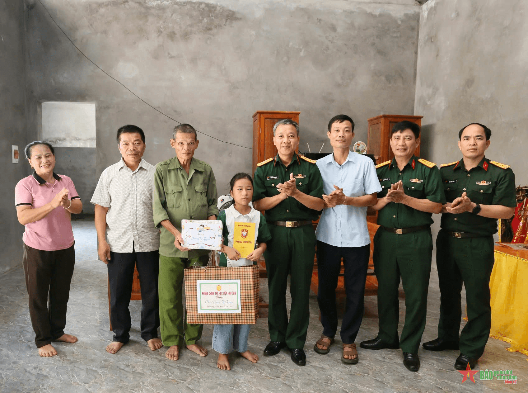 Học viện Hậu cần đồng hành “Nâng bước em đến trường”