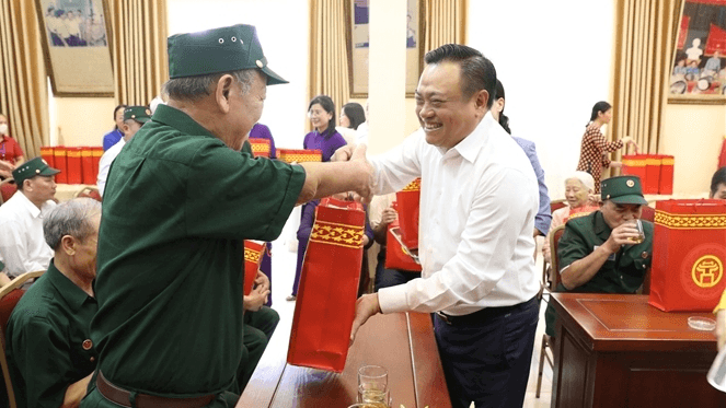 Hà Nội dành hơn 70 tỷ đồng thăm, tặng quà gia đình chính sách dịp kỷ niệm 70 năm Ngày Giải phóng Thủ đô