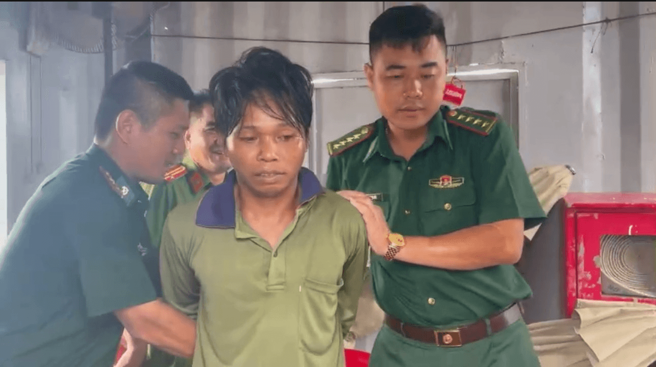 Bắt đối tượng bị truy nã lẩn trốn trên tàu cá ở Côn Đảo