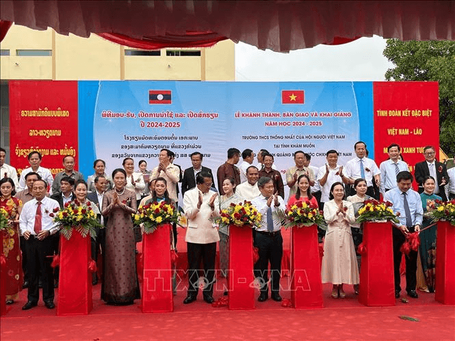 Khánh thành và bàn giao trường trung học cơ sở Thống Nhất ở tỉnh Khammouane của Lào