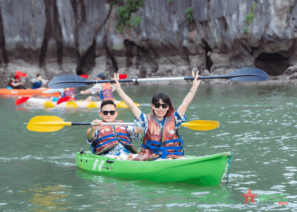 Khám phá vịnh Hạ Long