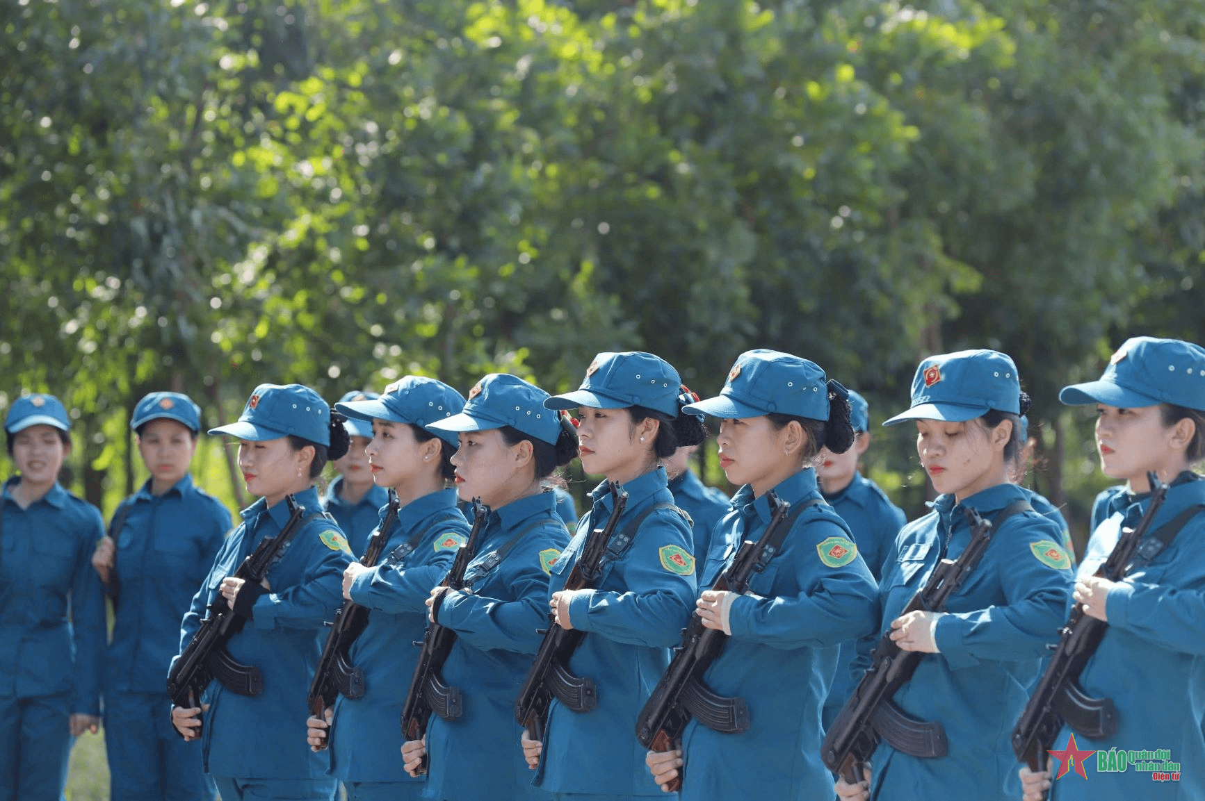 Nữ dân quân miền Trung - Tây Nguyên luyện tập chuẩn bị cho diễu binh