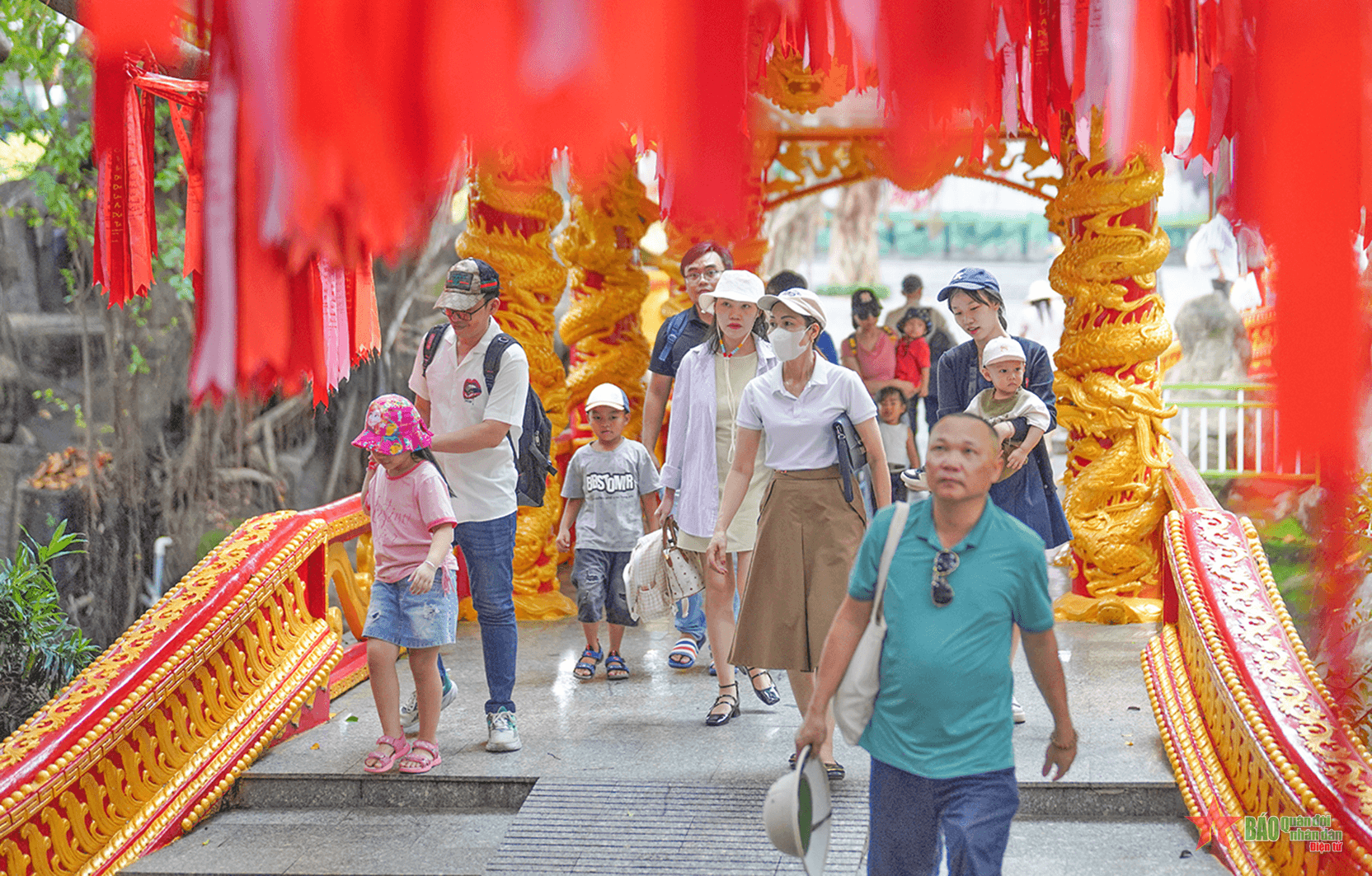 TP Hồ Chí Minh: Hàng nghìn du khách tham quan tại Khu du lịch văn hóa Suối Tiên