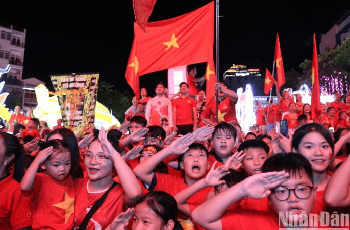 Xúc động hàng nghìn người dân hát mừng Quốc khánh