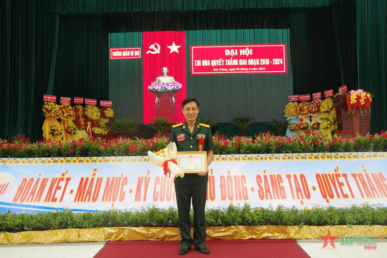 Người giáo viên kiểu mẫu trong giảng dạy và nghiên cứu khoa học ở Quân khu 9