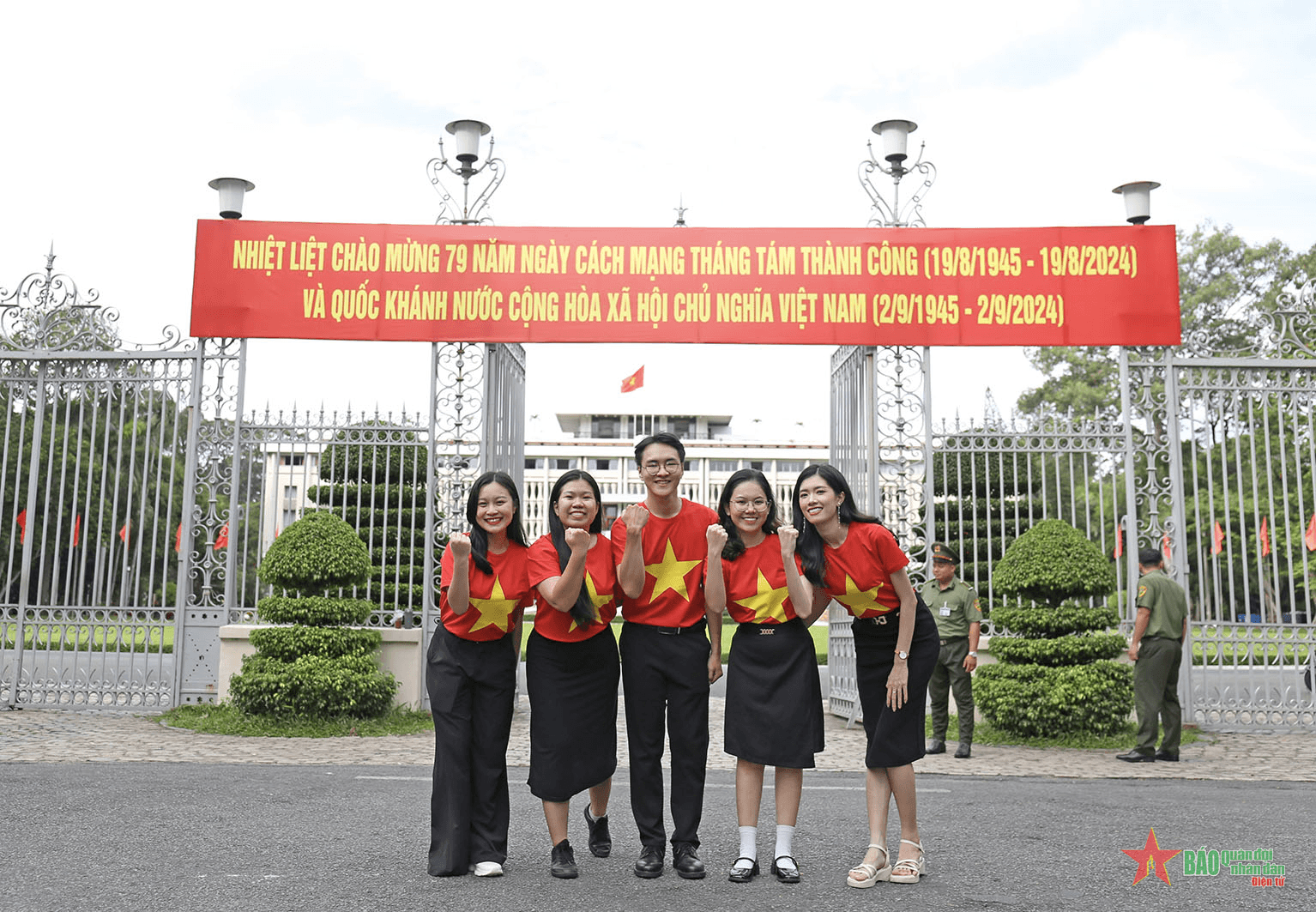 Đại biểu SSEAYP tại TP Hồ Chí Minh tham gia bộ ảnh “Shining Viet Nam”
